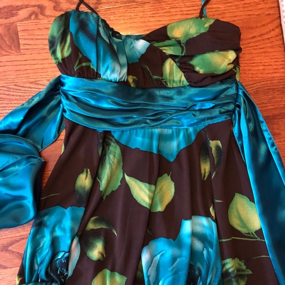 Stunning size 5 strapped dress with padded cups - Picture 3 of 7